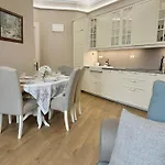 Vibrant L Stylish 2bd In Center Apartament Warna