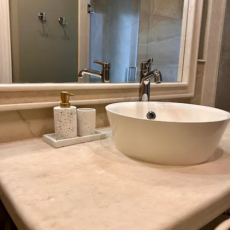 Vibrant L Stylish 2bd In Center Apartament