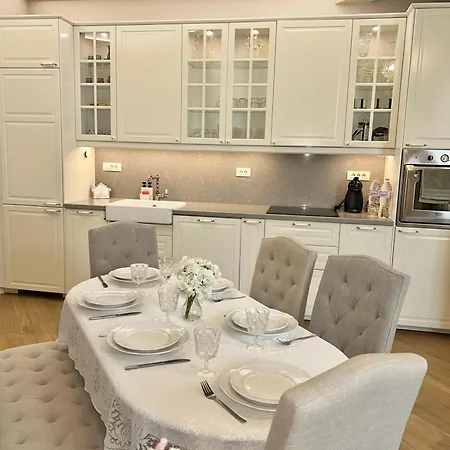 Апартамент Vibrant L Stylish 2bd In Center Варна