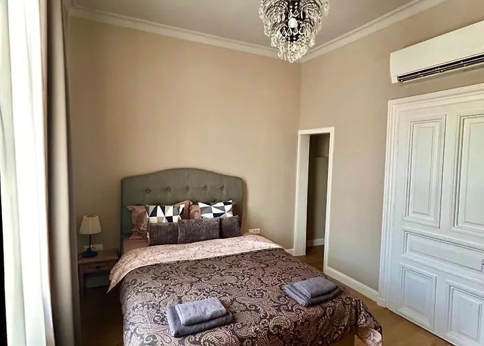 Vibrant L Stylish 2bd In Center Lejlighed