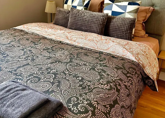 Vibrant L Stylish 2bd In Center Lejlighed *