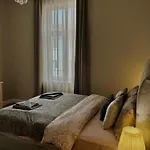 Vibrant L Stylish 2bd In Center 바르나