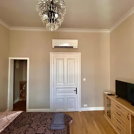 Vibrant L Stylish 2bd In Center