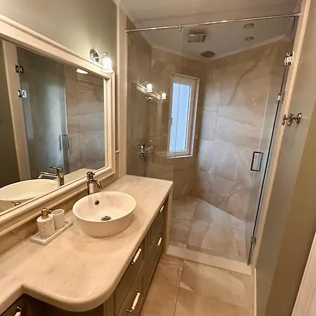 Vibrant L Stylish 2bd In Center 아파트 바르나